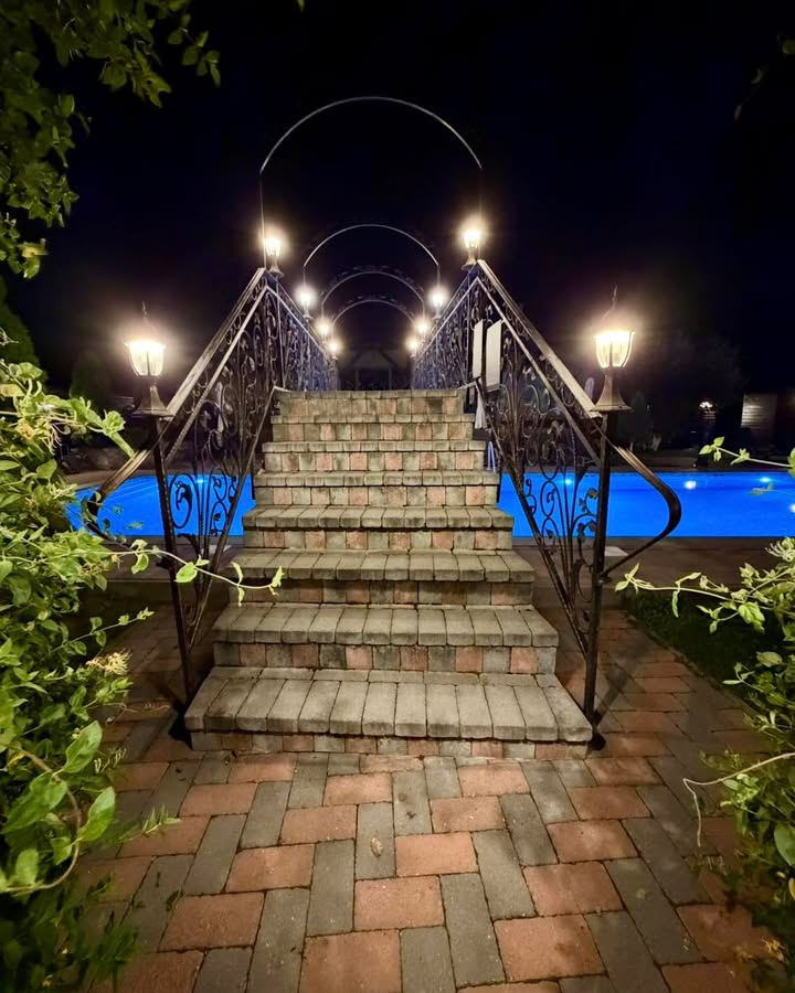 Seara, piscina exterioară de la Resort Ambient capătă un farmec aparte. ✨💦 Lumina caldă, liniștea…