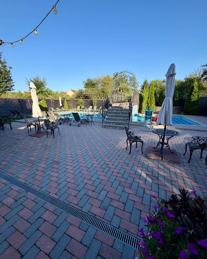 Diminețile petrecute lângă piscina exterioară au un farmec aparte la Resort Ambient. ☀️💦 Liniștea de…