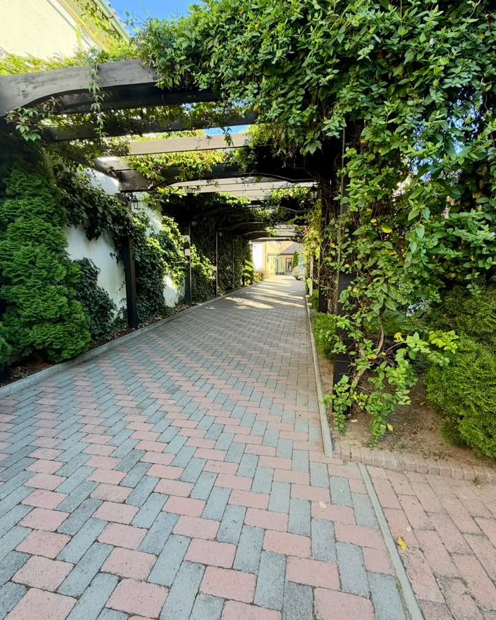 De aici începe escapada ta de toamnă. 🍂✨ Intrarea în Resort Ambient te întâmpină cu…